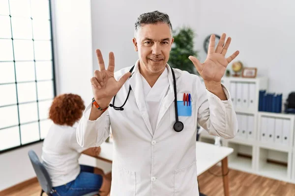 Lekarz Średnim Wieku Klinice Pacjentem Pokazującym Wskazującym Palcami Numer Osiem — Zdjęcie stockowe
