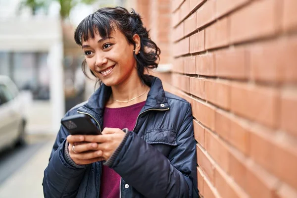 Giovane Bella Donna Ispanica Sorridente Fiducioso Utilizzando Smartphone Strada — Foto Stock