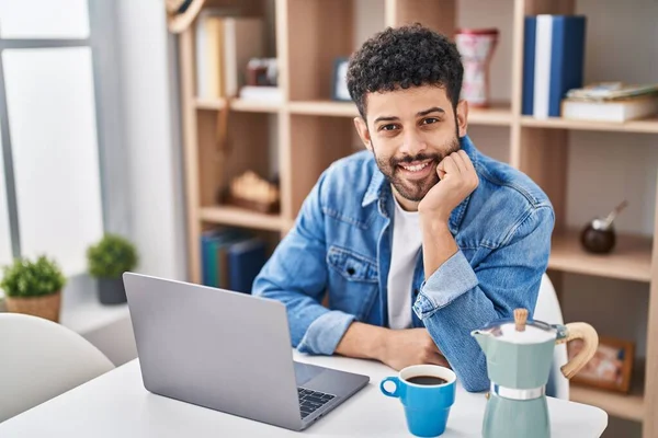 Hombre Árabe Joven Usando Portátil Beber Café Sentado Mesa Casa —  Fotos de Stock