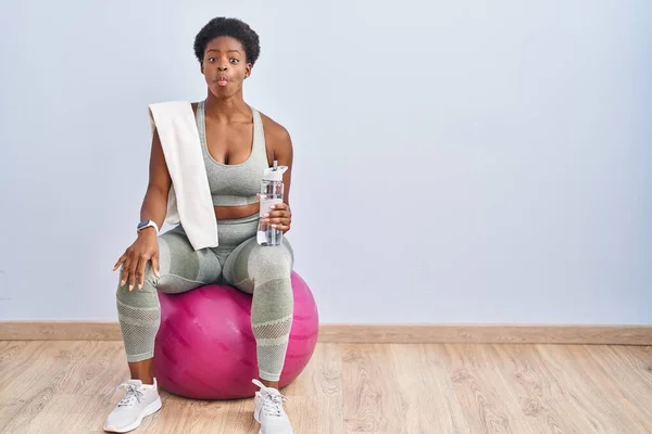 Afroamerikansk Kvinna Sportkläder Sittandes Pilates Boll Gör Fisk Ansikte Med — Stockfoto