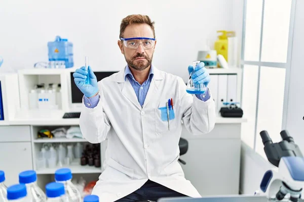 Мужчина Средних Лет Работающий Лаборатории Ученого Держит Химические Продукты Расслабленным — стоковое фото