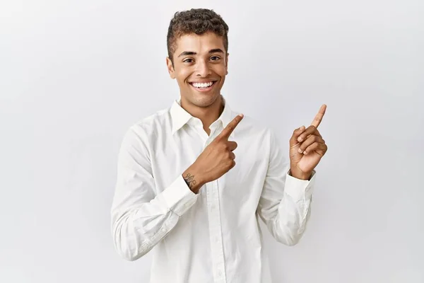 Jonge Knappe Spaanse Man Staat Geïsoleerde Achtergrond Glimlachend Kijkend Naar — Stockfoto