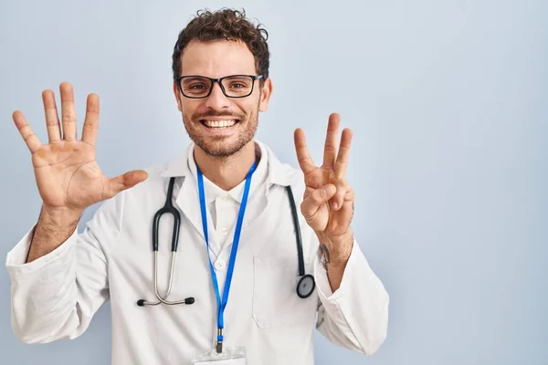 Jonge Spaanse Man Draagt Doktersuniform Stethoscoop Met Vingers Nummer Acht — Stockfoto
