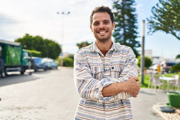 Ung Hispanic Mann Smilende Selvsikker Står Med Armene Krysset Gester – stockfoto