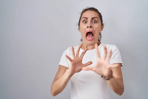 Mooie Brunette Vrouw Die Geïsoleerde Achtergrond Bang Doodsbang Met Angst — Stockfoto