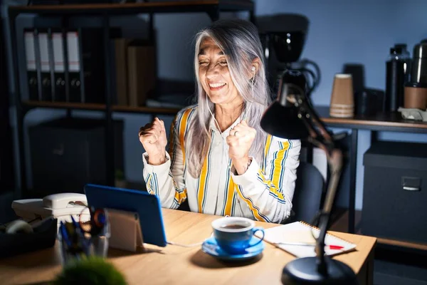 Mulher Meia Idade Com Cabelos Grisalhos Trabalhando Escritório Noite Animado — Fotografia de Stock