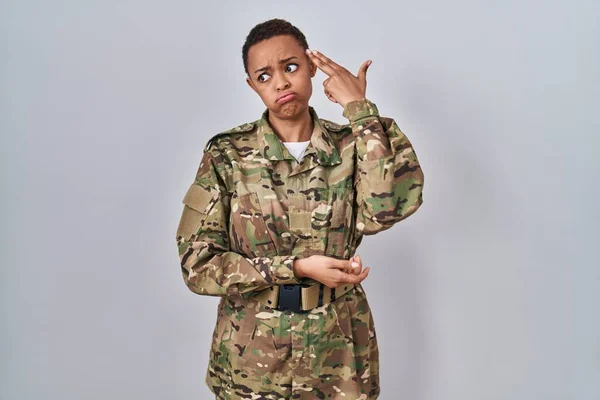 Mooie Afro Amerikaanse Vrouw Draagt Camouflage Uniform Schieten Doden Van — Stockfoto