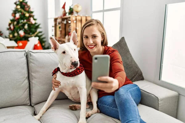 Νεαρή Καυκάσια Γυναίκα Κάνει Selfie Από Smartphone Κάθεται Σκυλί Από — Φωτογραφία Αρχείου