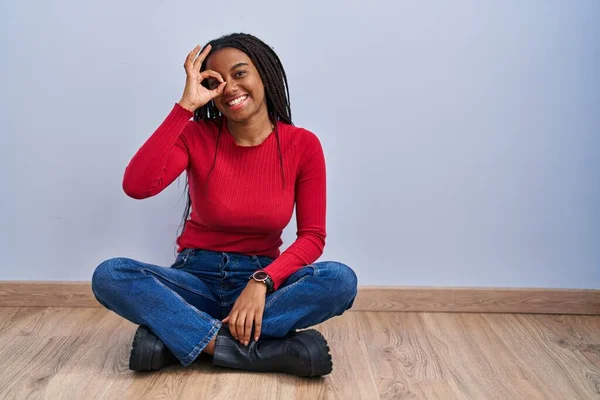 Jonge Afrikaan Met Vlechten Vloer Thuis Doen Gebaar Met Hand — Stockfoto