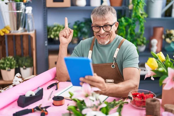 Homem Hispânico Com Cabelos Grisalhos Trabalhando Florista Fazendo Videochamada Com — Fotografia de Stock