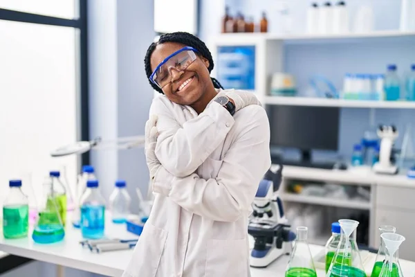 Africká Američanka Pracující Laboratoři Vědců Objímající Šťastně Pozitivně Úsměvem Sebevědomě — Stock fotografie