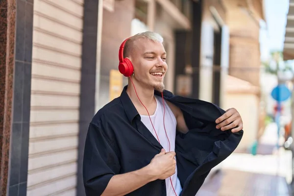 若い白人男性は自信を持って音楽を聴き ストリートで踊る笑顔 — ストック写真
