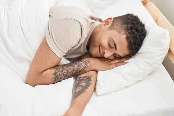 Afroamerikaner Liegt Auf Bett Und Schläft Schlafzimmer — Stockfoto