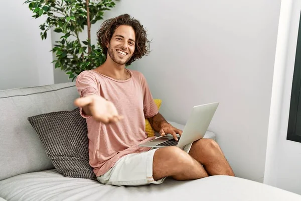 Evdeki Kanepede Oturan Spanyol Genç Adam Dizüstü Bilgisayarını Kullanarak Gülümsüyor — Stok fotoğraf
