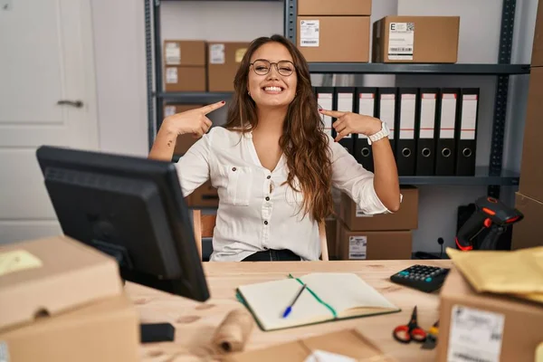 Mulher Hispânica Jovem Trabalhando Comércio Eletrônico Pequenas Empresas Sorrindo Com — Fotografia de Stock
