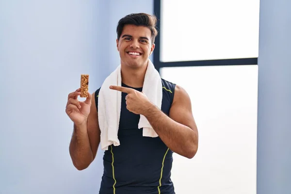 Homem Hispânico Comendo Barra Proteína Como Lanche Energia Saudável Sorrindo — Fotografia de Stock