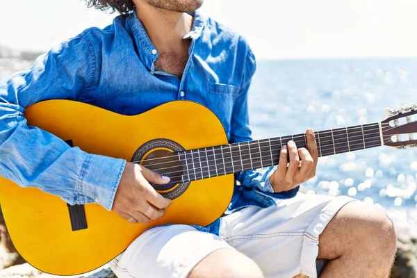 Homem Tocando Guitarra Clássica Sentado Rock Praia — Fotografia de Stock