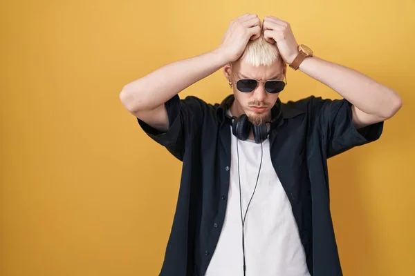 Hombre Caucásico Joven Con Gafas Sol Pie Sobre Fondo Amarillo — Foto de Stock