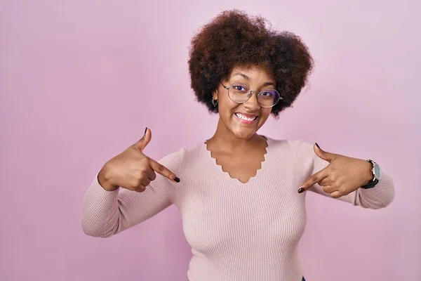 Jong Afrikaans Amerikaans Vrouw Staan Roze Achtergrond Kijken Zelfverzekerd Met — Stockfoto
