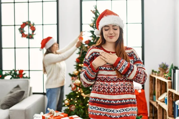 Hermosa Pareja Casa Pie Junto Árbol Navidad Sonriendo Con Las — Foto de Stock