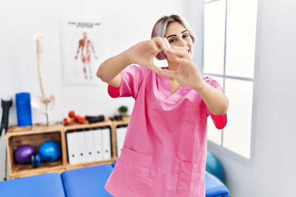 Молода Медсестра Яка Працює Клініці Відновлення Болю Посміхається Любові Демонструючи — стокове фото