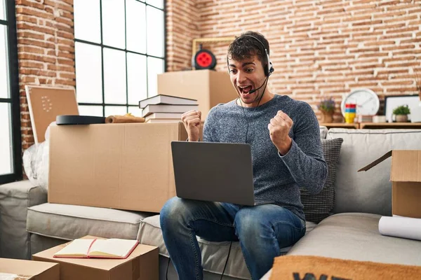 Jovem Hispânico Trabalhando Com Laptop Nova Casa Gritando Orgulhoso Celebrando — Fotografia de Stock