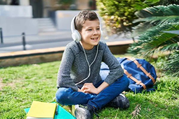 Rubio Niño Estudiante Sonriendo Confiado Escuchando Música Parque —  Fotos de Stock