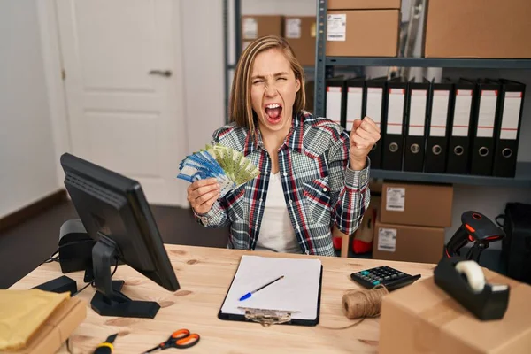 Jonge Blonde Vrouw Werkt Bij Kleine Bedrijven Commerce Houden Chileense — Stockfoto