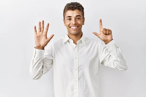 Homem Hispânico Bonito Jovem Sobre Fundo Isolado Mostrando Apontando Para — Fotografia de Stock