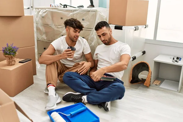 Dos Hombres Hispanos Pareja Bebiendo Café Eligiendo Color Pared Nuevo — Foto de Stock