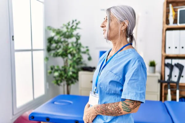 Medelålders Gråhårig Kvinna Bär Sjukgymnast Uniform Medicinsk Klinik Som Vill — Stockfoto
