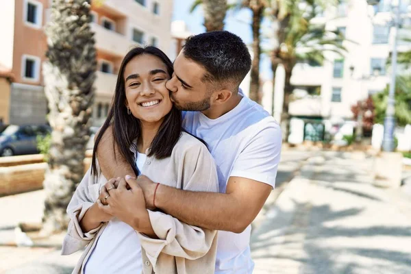 Jovem Casal Latino Sorrindo Feliz Abraçando Cidade — Fotografia de Stock