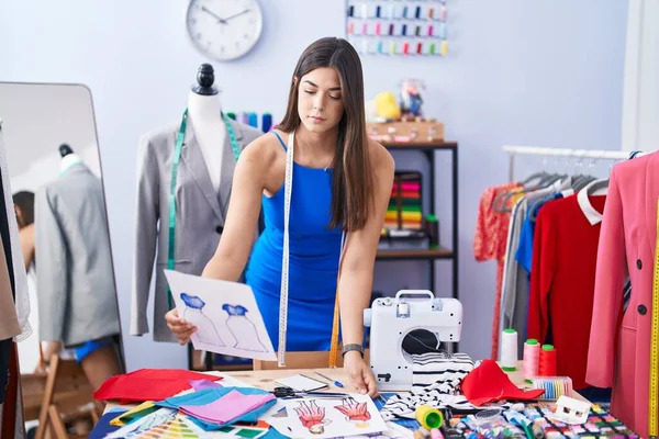 Jonge Mooie Latijns Amerikaanse Vrouw Zoek Naar Kleding Ontwerp Bij — Stockfoto