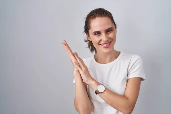 Hermosa Mujer Morena Pie Sobre Fondo Aislado Aplaudiendo Aplaudiendo Felices — Foto de Stock