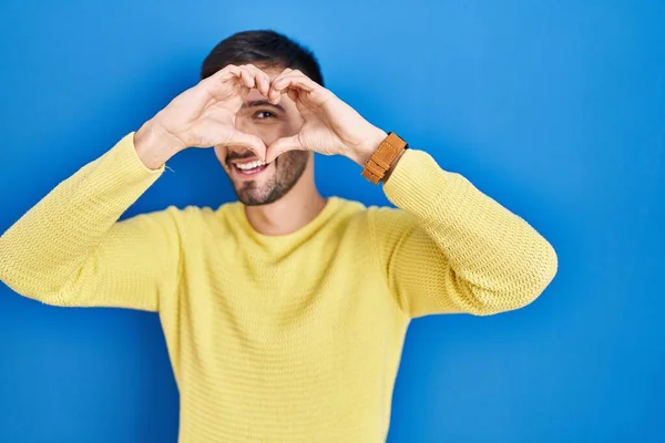 Hombre Hispano Pie Sobre Fondo Azul Haciendo Forma Corazón Con — Foto de Stock