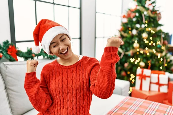 Mulher Hispânica Jovem Com Cabelo Curto Usando Chapéu Natal Sentado — Fotografia de Stock