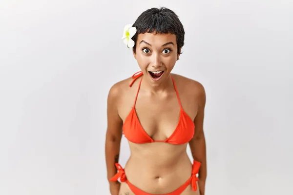 Junge Hispanische Frau Mit Kurzen Haaren Trägt Bikini Angst Und — Stockfoto