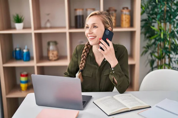 Junge Blonde Frau Telefoniert Mit Laptop Hause Auf Smartphone — Stockfoto