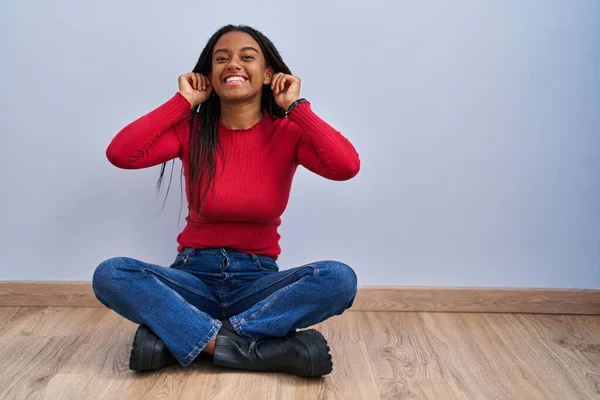 Jonge Afro Amerikaanse Met Vlechten Vloer Thuis Lachend Trekkende Oren — Stockfoto