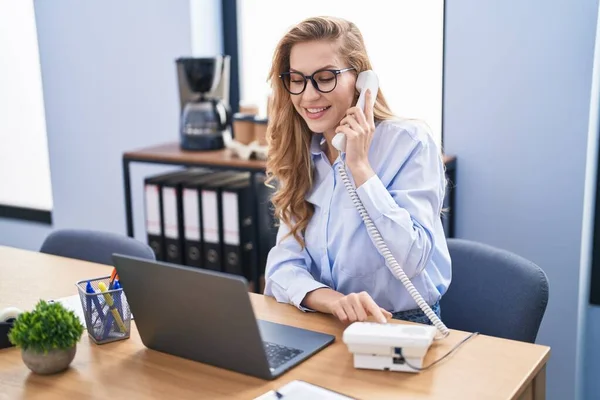 Ung Blond Kvinna Företagare Som Använder Bärbar Dator Prata Telefon — Stockfoto