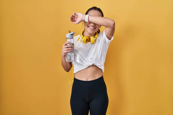 Ung Sydasiatisk Kvinna Bär Sportkläder Dricksvatten Leende Glatt Spela Kika — Stockfoto