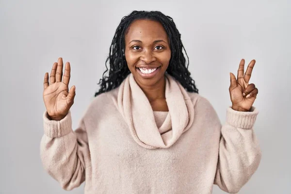 Mujer Africana Pie Sobre Fondo Blanco Mostrando Señalando Hacia Arriba — Foto de Stock