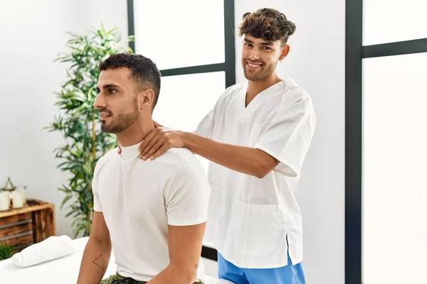 Due Uomini Ispanici Fisioterapista Paziente Avendo Sessione Riabilitazione Massaggio Del — Foto Stock
