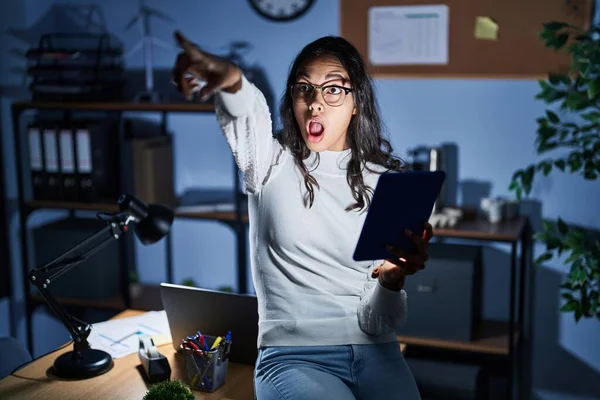 Mujer Brasileña Joven Usando Touchpad Noche Trabajando Oficina Señalando Con — Foto de Stock