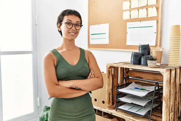 Young Hispanic Woman Smiling Confident Standing Arms Crossed Gesture Office — Stock Photo, Image