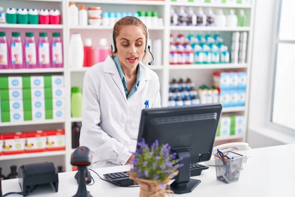 Giovane Bella Donna Ispanica Farmacista Operatore Avendo Videochiamata Farmacia — Foto Stock