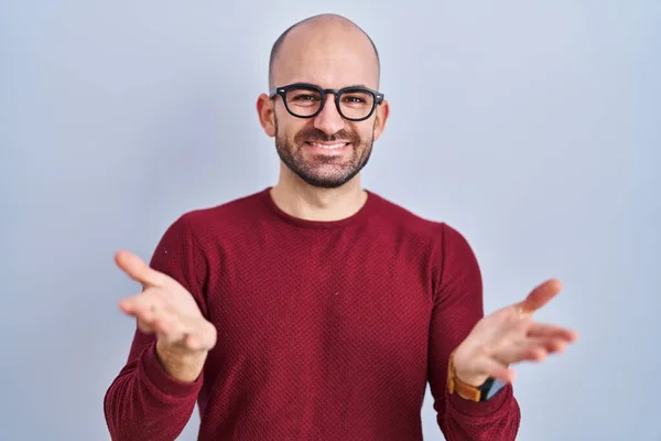 Jovem Careca Com Barba Sobre Fundo Branco Usando Óculos Sorrindo — Fotografia de Stock