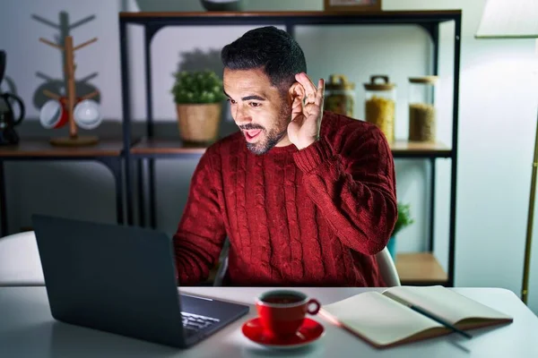 Junger Hispanischer Mann Mit Bart Der Nachts Hause Einen Computer — Stockfoto