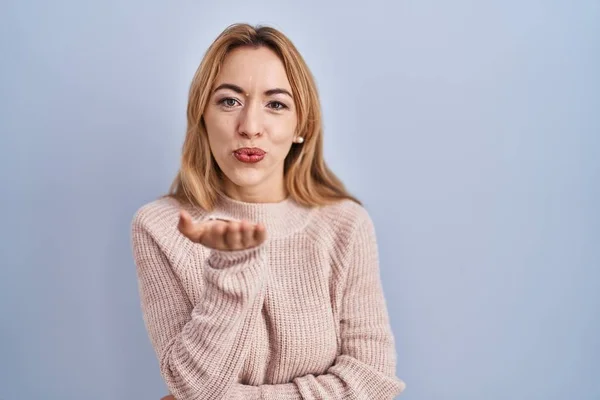 Hispanic Woman Standing Blue Background Looking Camera Blowing Kiss Hand — Stock Photo, Image