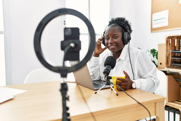 Genç Afro Amerikalı Kadın Yayıncı Radyo Stüdyosundan Video Çağrısına Güvenerek — Stok fotoğraf